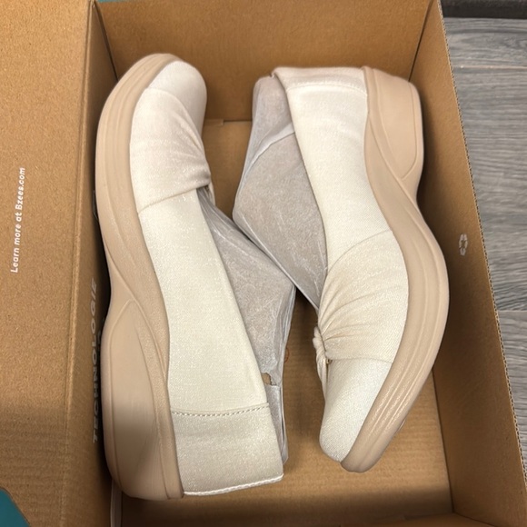Bzees Women's Paige Washable Round Toe Slip Ons In Sugar Cream Shim - Picture 2 of 7